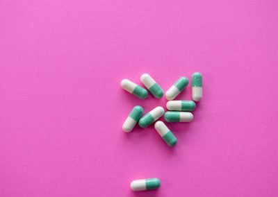 Farmacología humana de la catinona sintética metilendioxipirovalerona (MDPV) y su interacción con alcohol